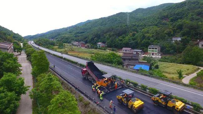 “绵万高速，一路繁花似锦，最新线路指引新航程”